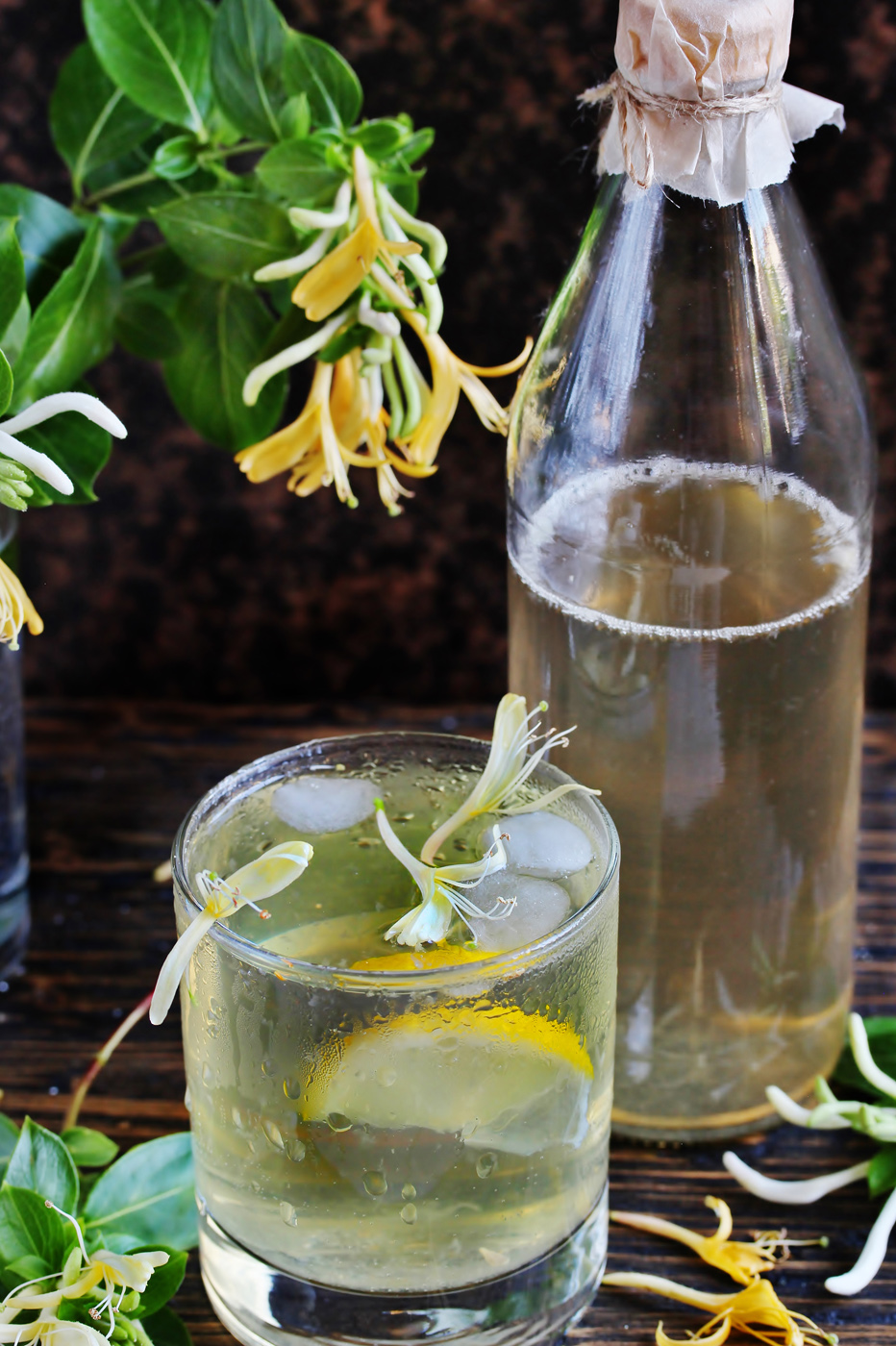 Cattail-pollen Cold drink with honeysuckle flowers